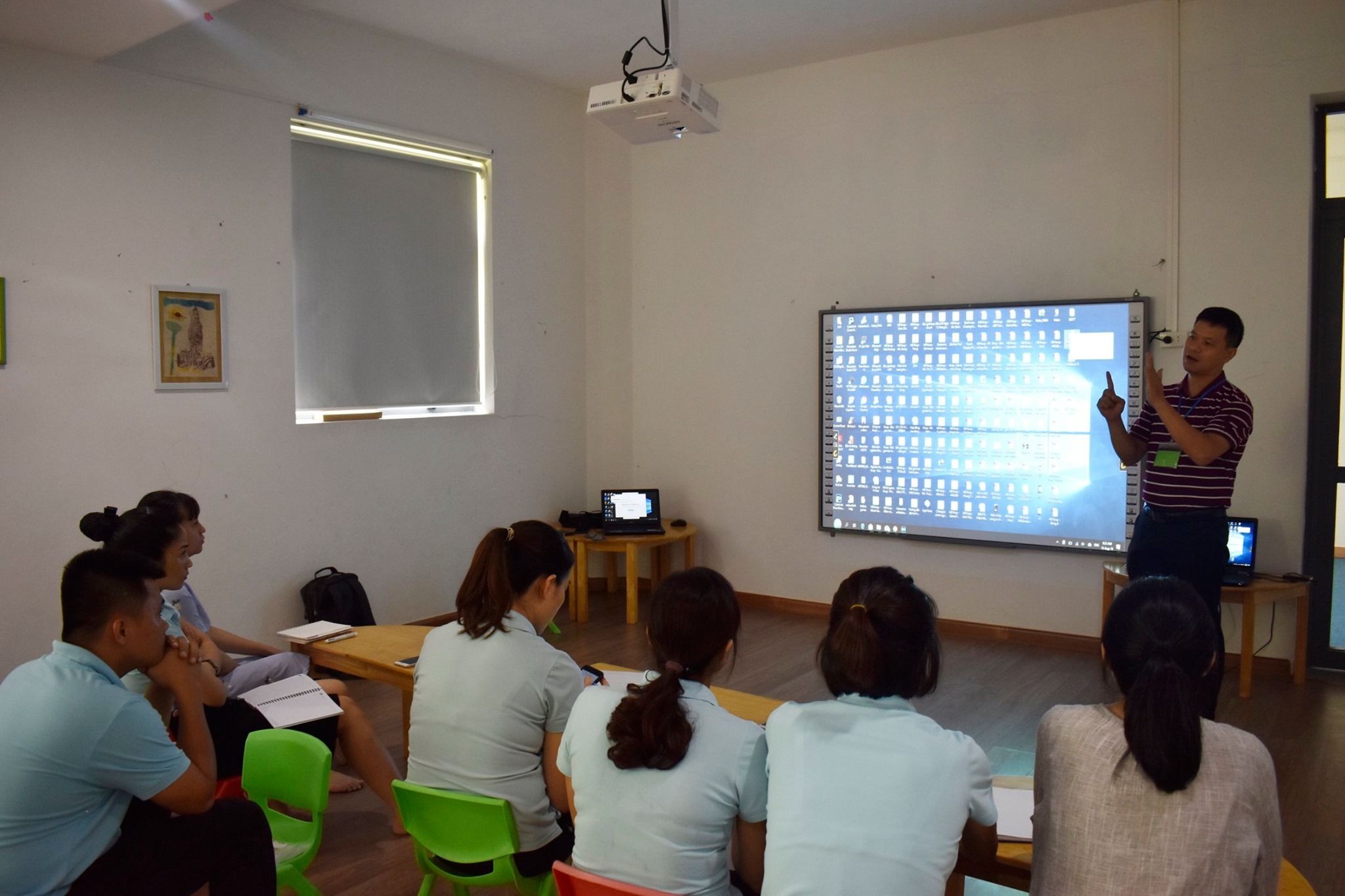 Giáo viên - nhân viên Peace School tham gia tập huấn sử dụng bảng tương tác thông minh