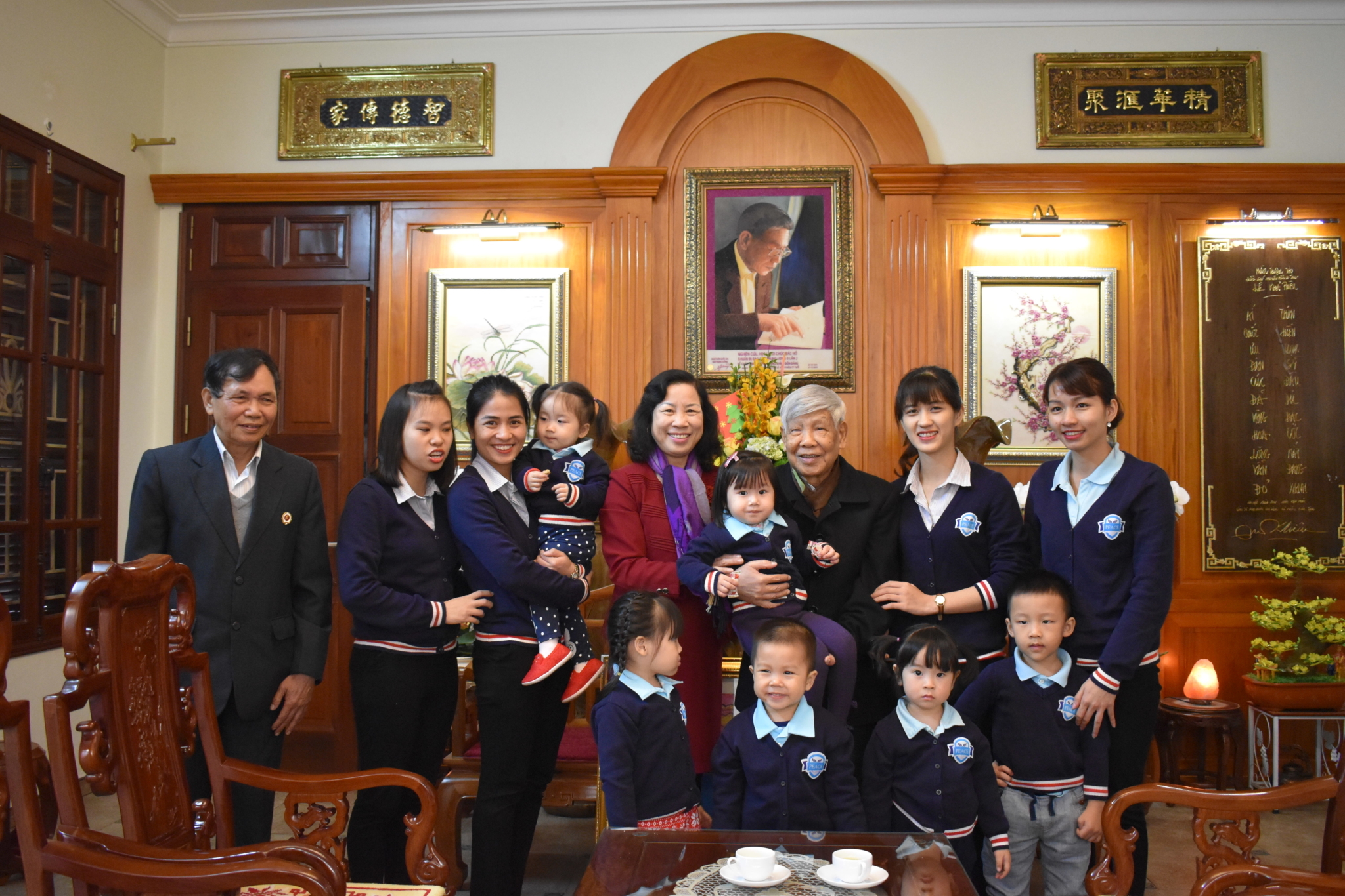 TTNĐ Hòa Bình, trường Peace School chụp ảnh kỉ niệm với Nguyên TBT Lê Khả Phiêu