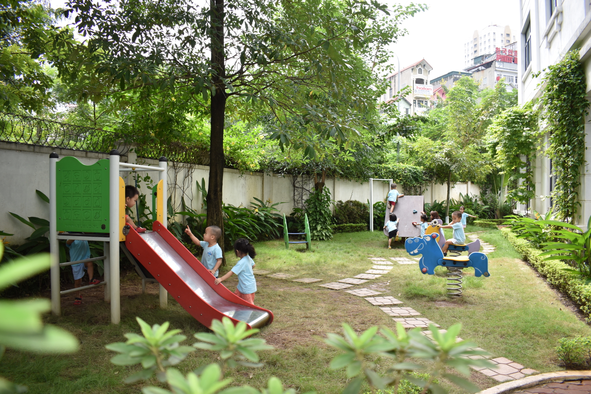 Trẻ vui chơi tại sân vườn Peace School sau giờ ăn sáng