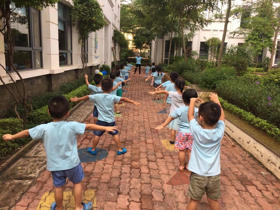 Lớp CF (Confident Kids: 4-5 tuổi) thực hành bài tập thể dục sáng