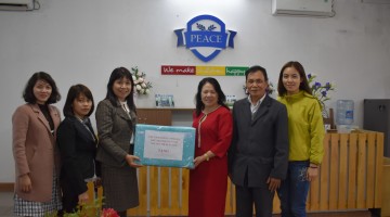 TW Hội chữ thập đỏ Việt Nam thăm và chúc Tết TTNĐ Hòa Bình, trường MN Peace School