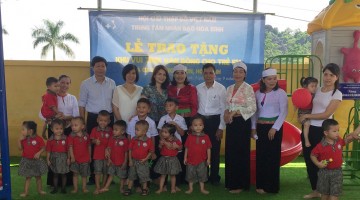 Trường MN Hòa Bình - Peace School, TTNĐ Hòa Bình trao tặng Khu vui chơi-vận động ngoài trời tại Hòa Bình