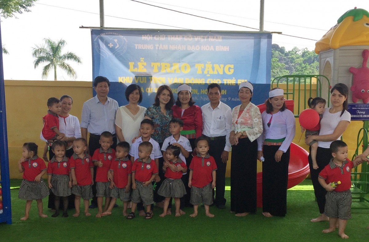 Trường MN Hòa Bình - Peace School, TTNĐ Hòa Bình trao tặng Khu vui chơi-vận động ngoài trời tại Hòa Bình